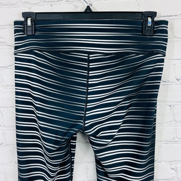 🔥2/$10 |•GAP•| Gap Fit Metal Streaks Striped Leggings Medium • Length 29 - Picture 5 of 9